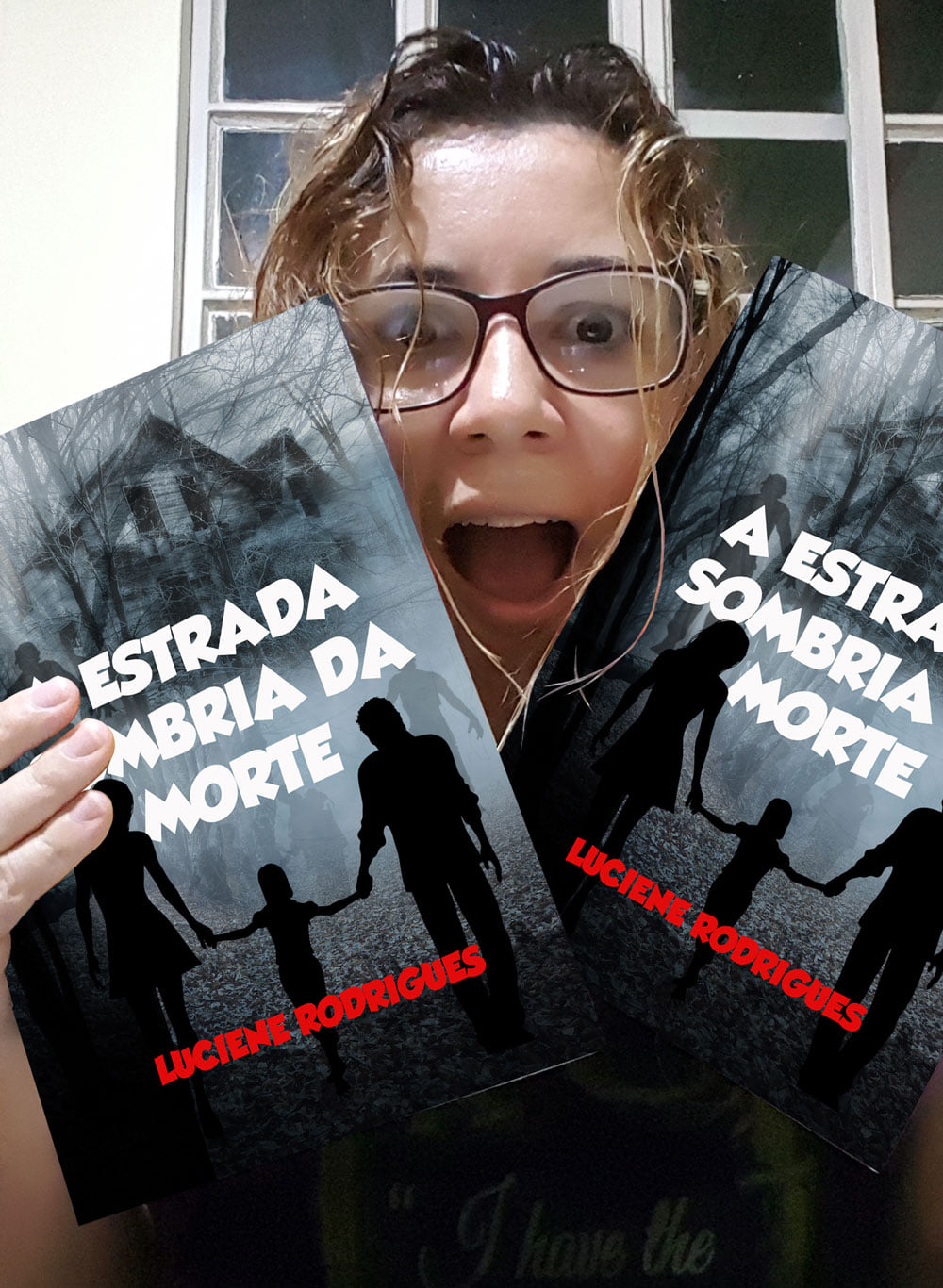 Luciene Rodrigues segurando exemplares do livro A Estrada Sombria da Morte